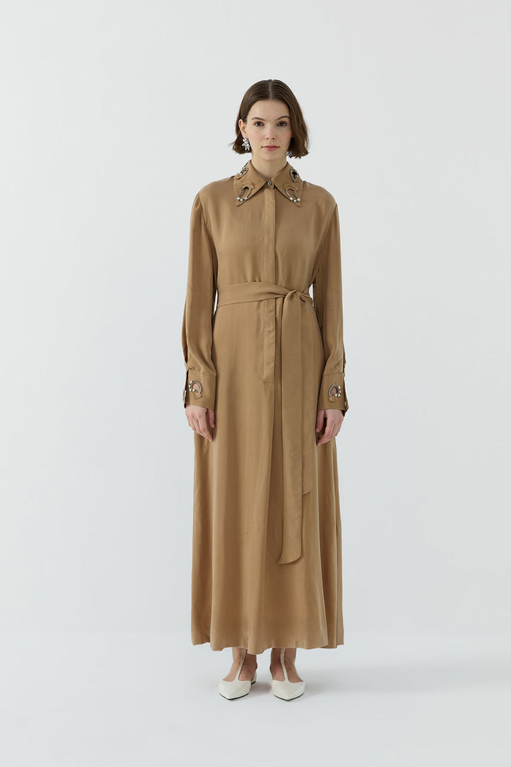 Clande Yaka Taş Detaylı İpek Cupro Elbise 2601-5001 - Camel - Görsel 1