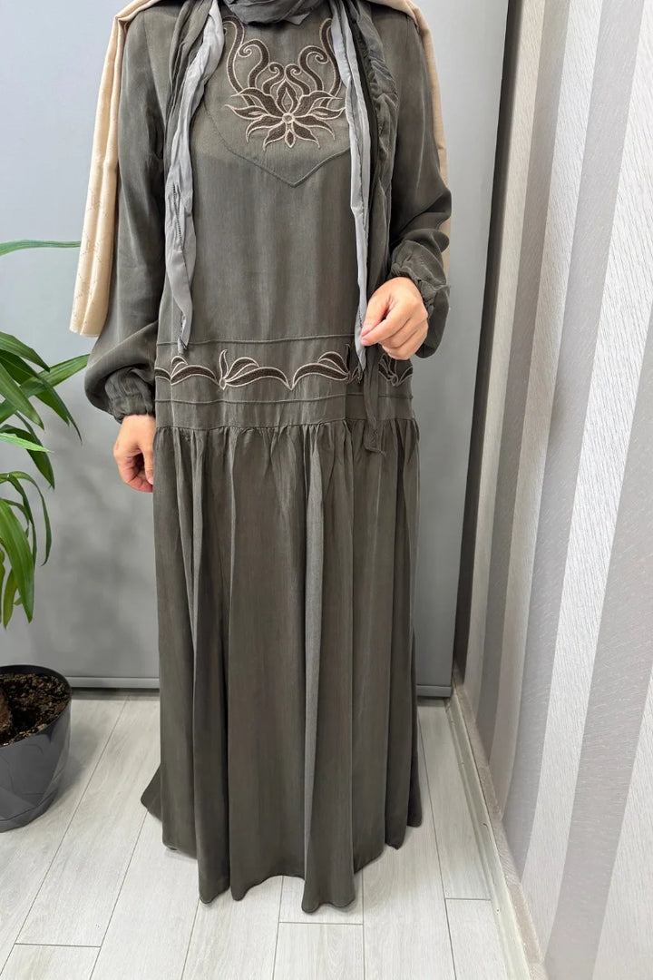 Misswhence Nakış ve Şal Detaylı Cupro İpek Elbise 39820 - Haki - Görsel 4 