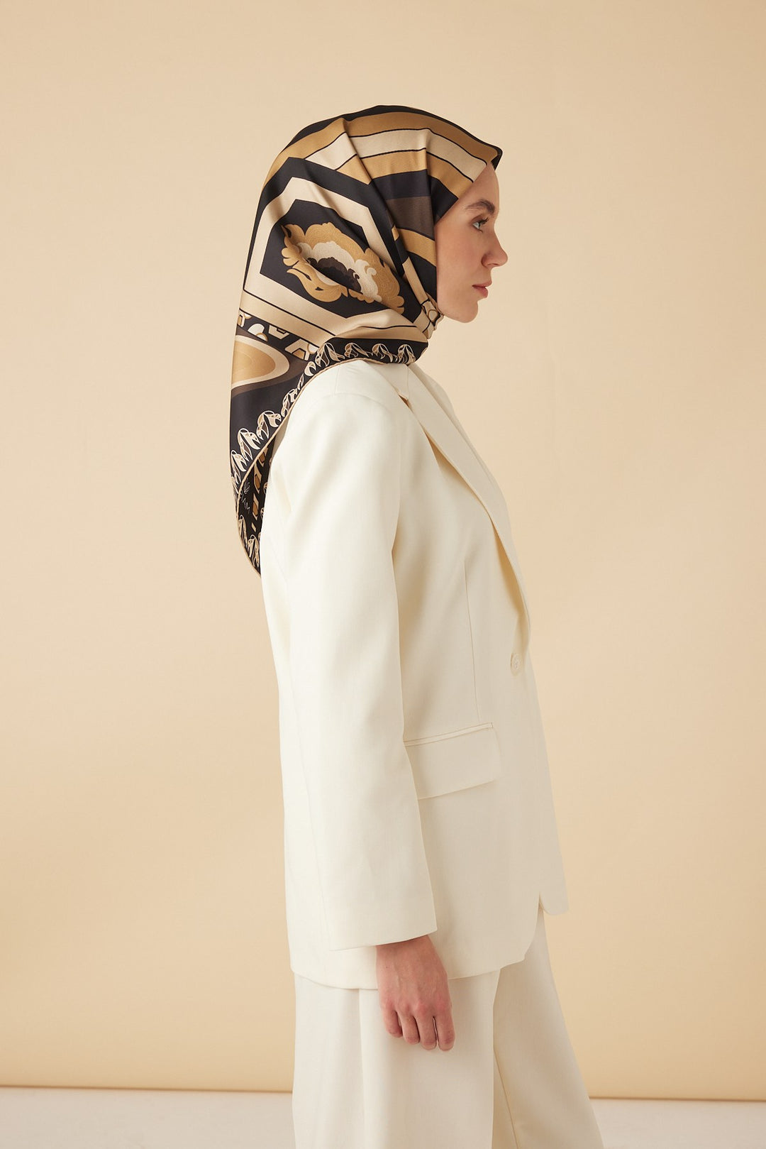 VERDA MULBERRY İPEK EŞARP 90*90 CM - GOLD SİYAH - Görsel 4