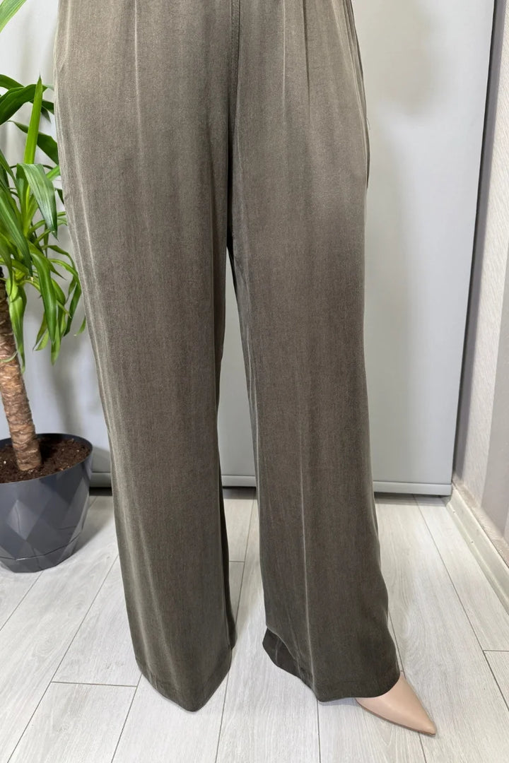 Miss Dalida Triko Detaylı Cupro İpek Pantolon Haki T26K- 7002