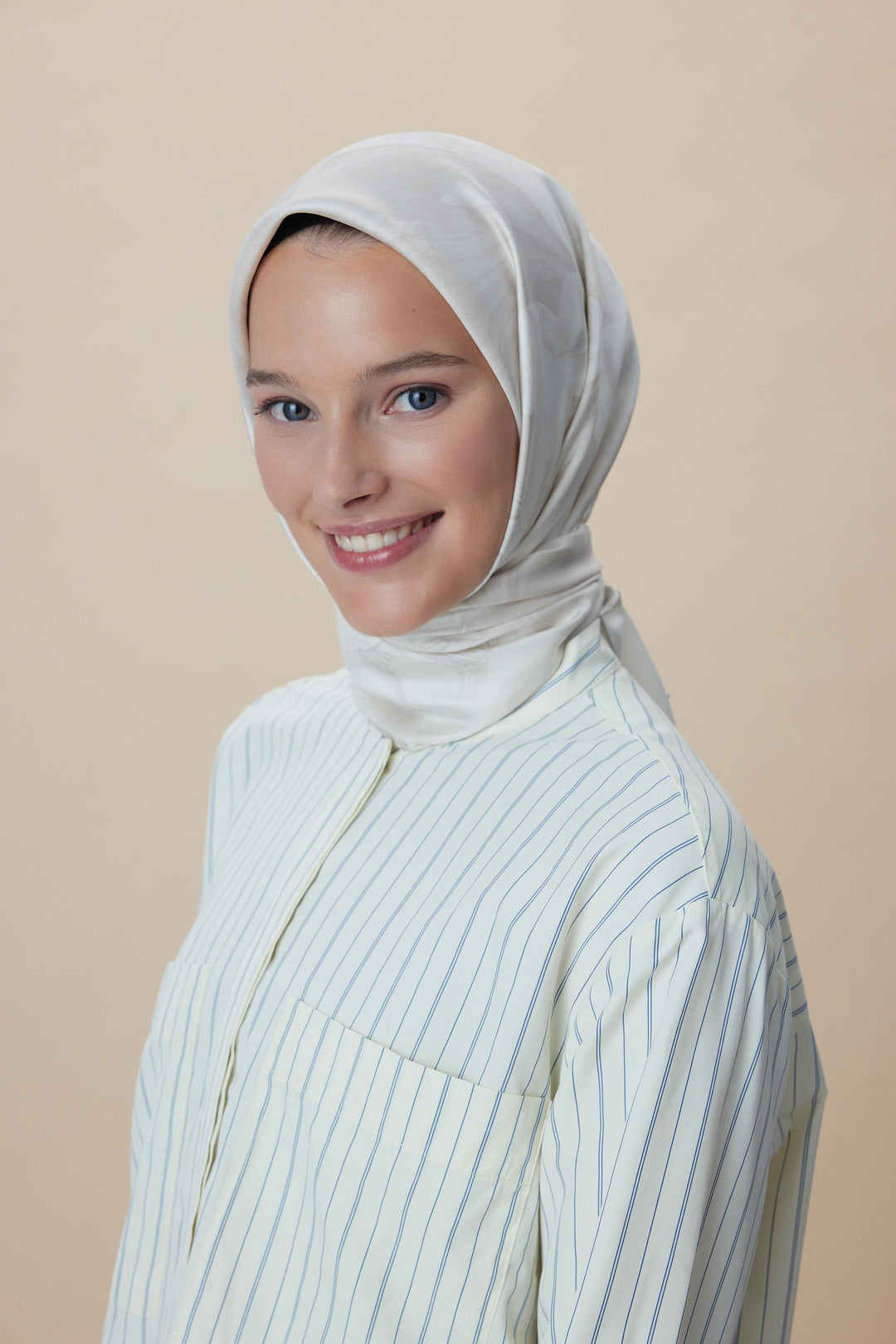 NÜVE TİVİL İPEK EŞARP 90*90 CM - AÇIK BEJ - Görsel 2