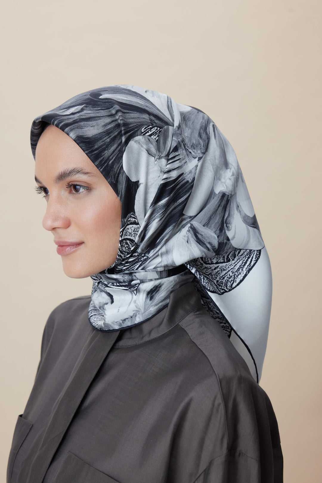 NÜVE TİVİL İPEK EŞARP 90*90 CM - SİYAH - Görsel 1