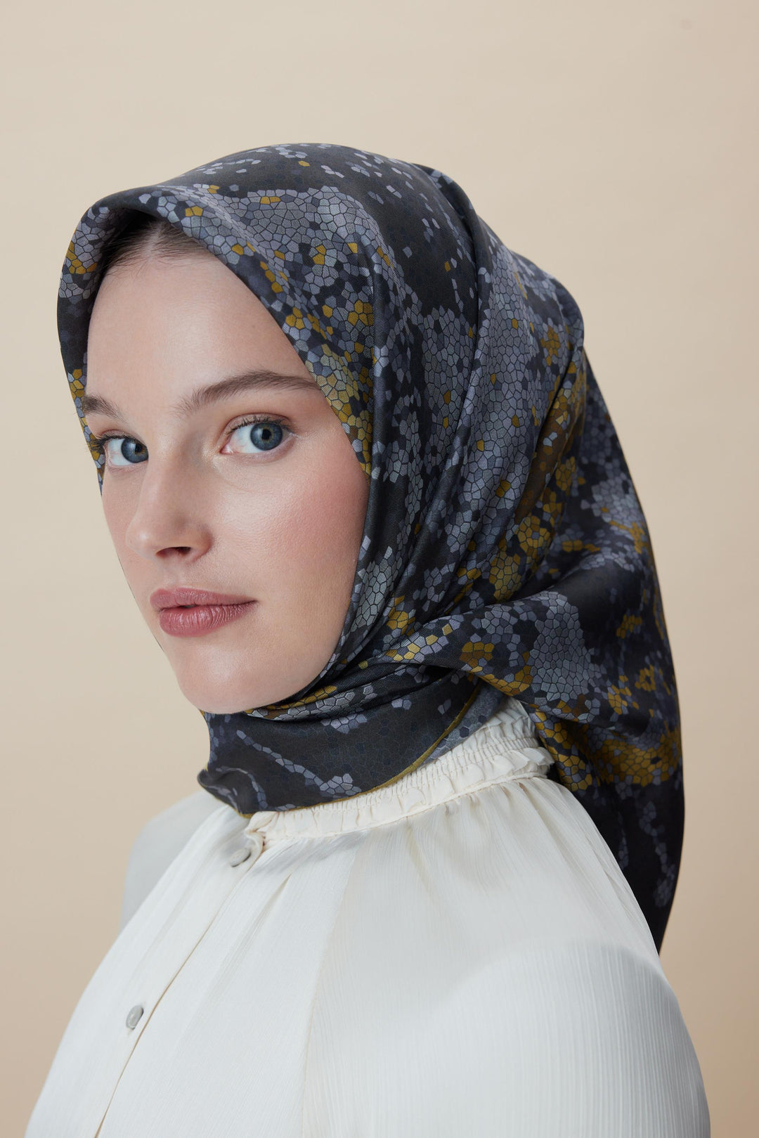 SU MASALI ÇİFT TARAFLI TİVİL İPEK EŞARP 90*90 CM - SİYAH TAŞ - Görsel 8
