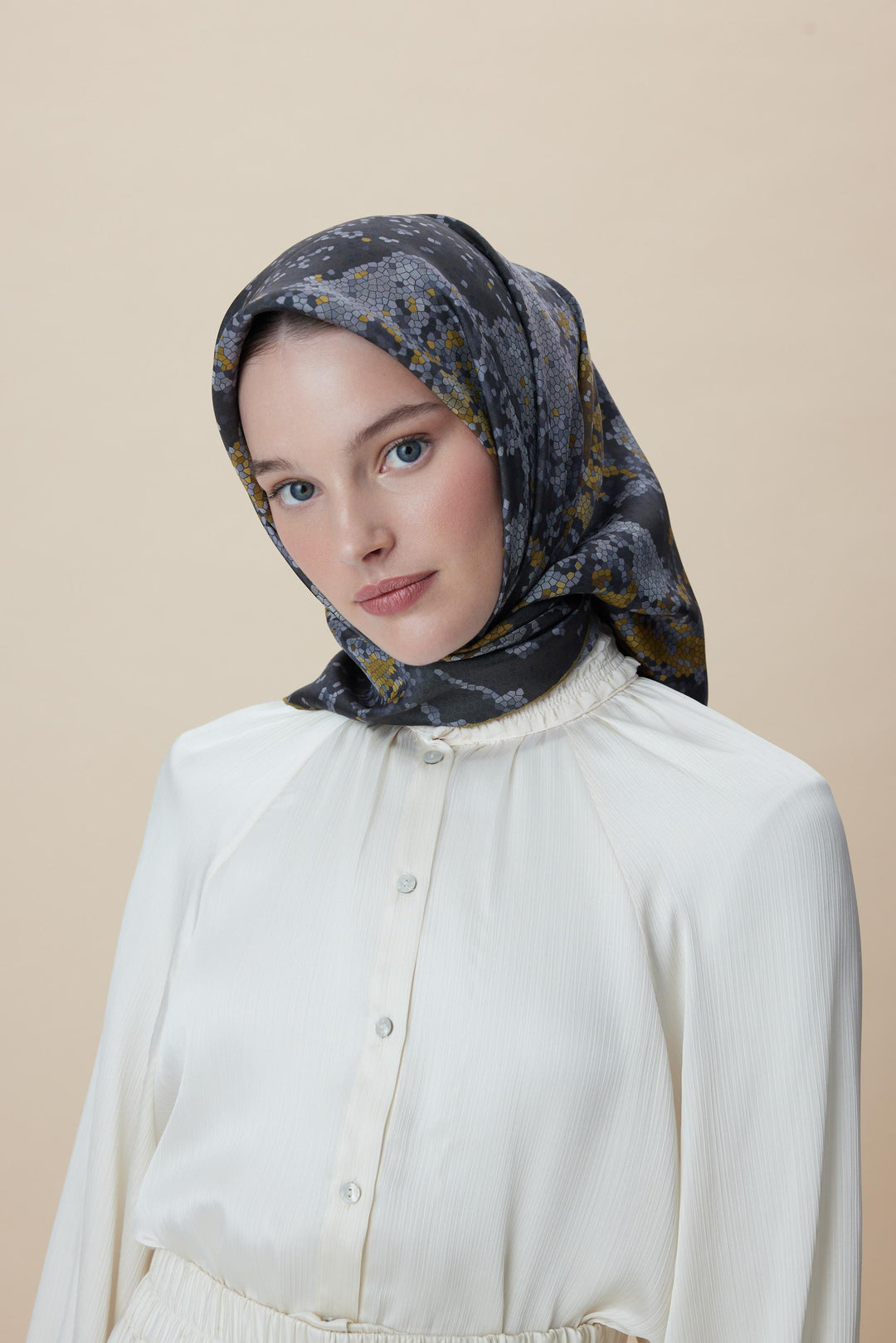 SU MASALI ÇİFT TARAFLI TİVİL İPEK EŞARP 90*90 CM - SİYAH TAŞ - Görsel 5