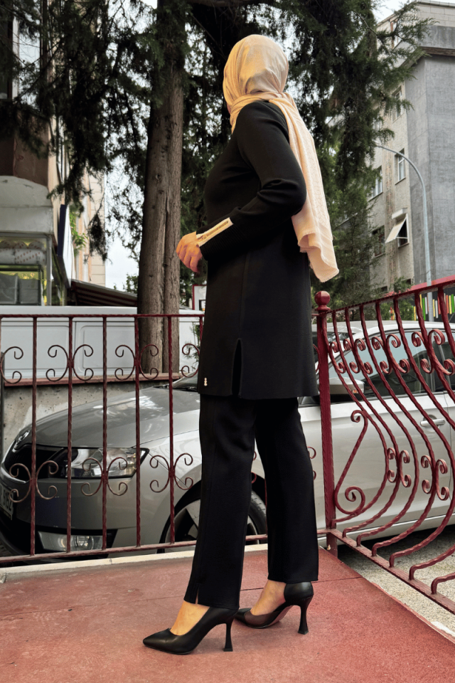 Miss Dalida Yakası ve Bileği Bekletme Detaylı Tunik Siyah T25K-6026