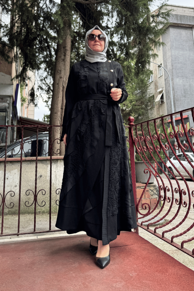 MissWhence Nakış ve İpek Fırfır Detaylı Keçe Pardesü Siyah 36500